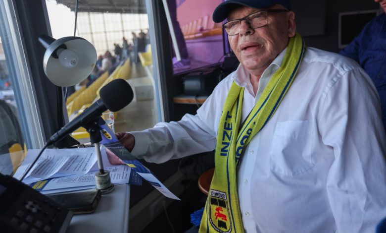 Photo of Rein de Vries: Al bijna veertig jaar stadionomroeper van Cambuur