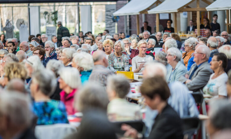 (Afbeelding alt‑tekst: “Bevrijdingsontbijt voor 75-plussers bij NHL Stenden in Leeuwarden”)