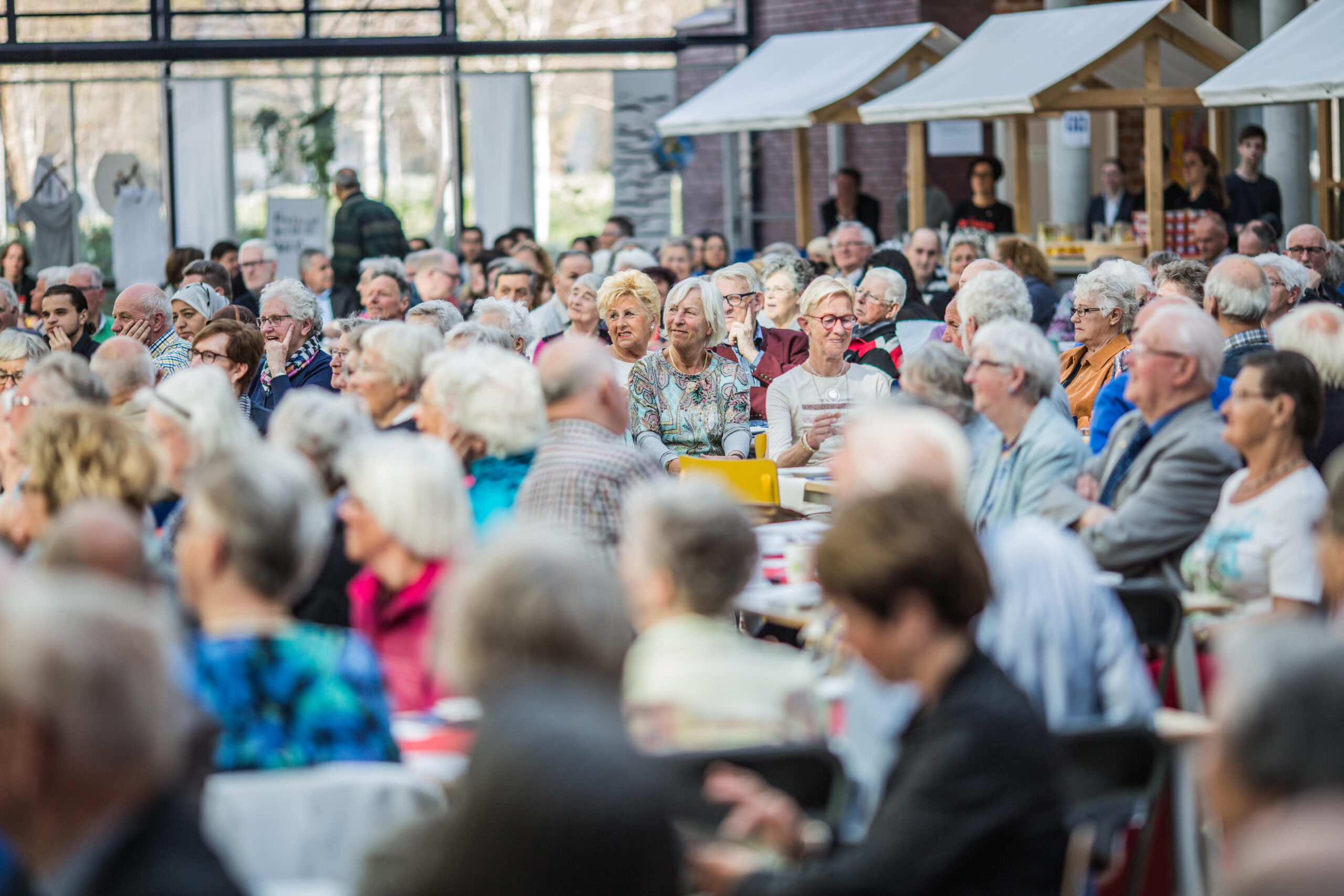 (Afbeelding alt‑tekst: “Bevrijdingsontbijt voor 75-plussers bij NHL Stenden in Leeuwarden”)